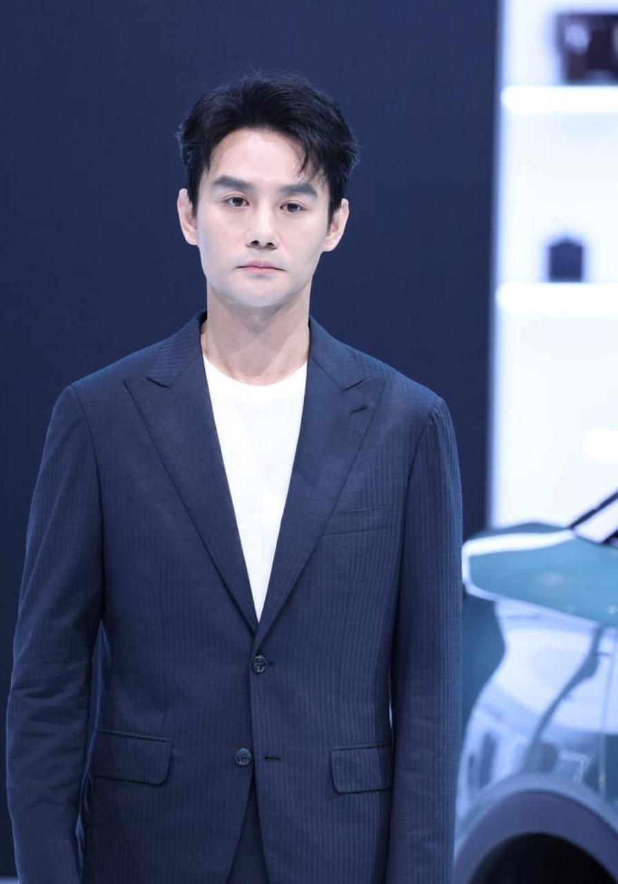 王凯今日上海车展活动,白t配条纹西装,干净又帅气~ 67 王凯身姿