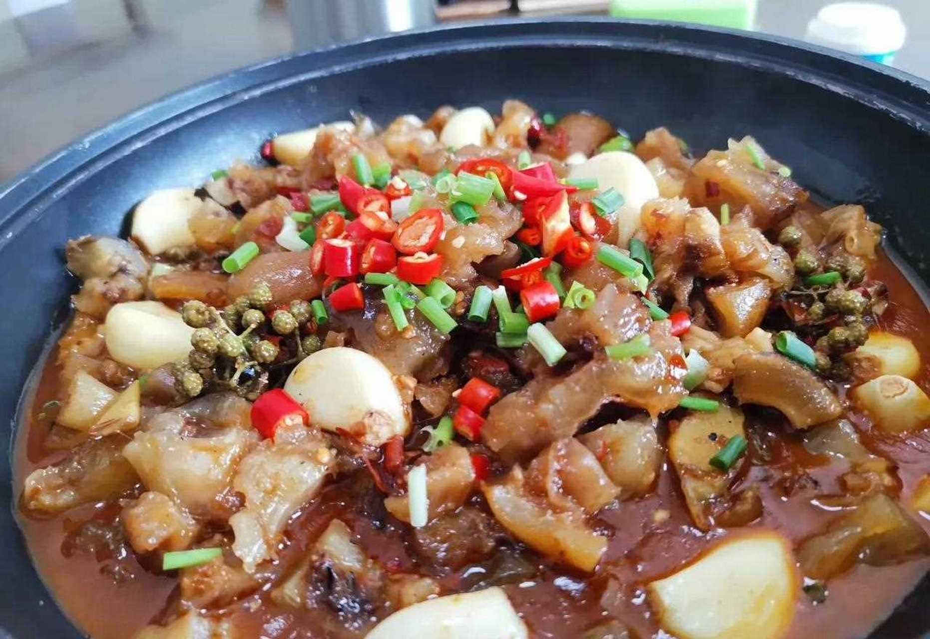 常德石门美食特色:野生岩板鱼(很稀少,唯一份),肉质细嫩,汤头鲜美