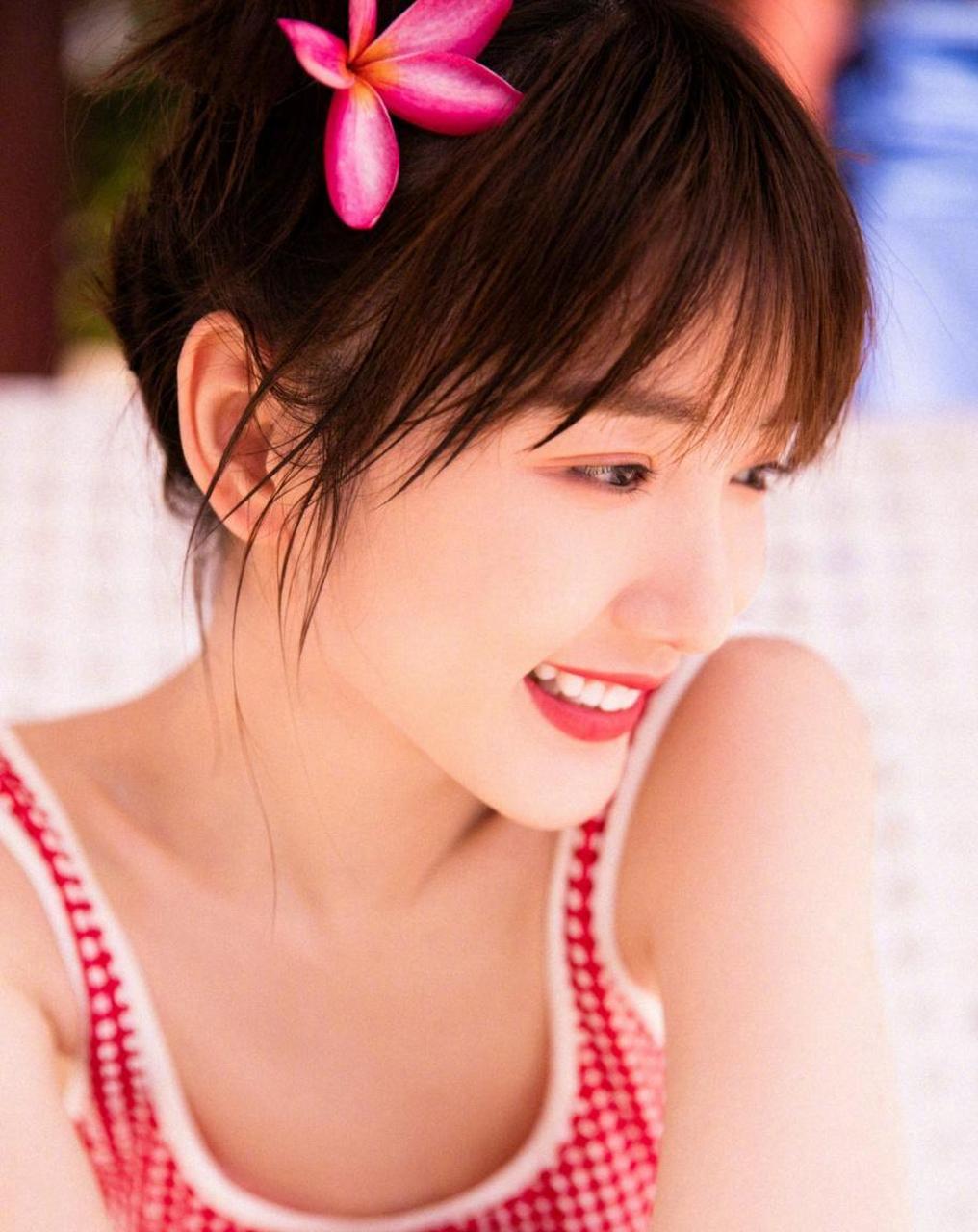 毛晓彤这组照片好甜啊,双丸子头泳装,夏日未完的感觉!