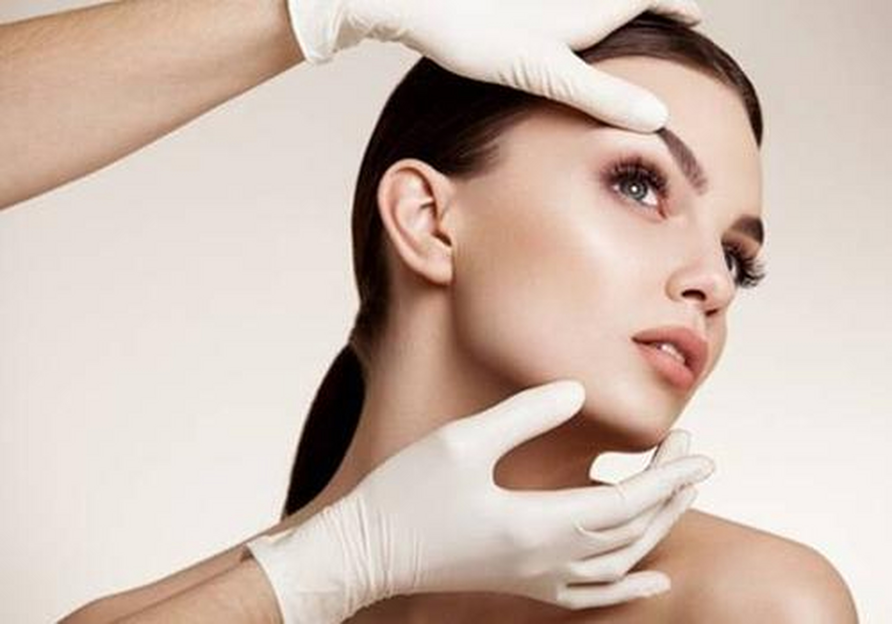 医美,即医疗美容,是一种通过使用药物,仪器设备或手术来改善外貌和