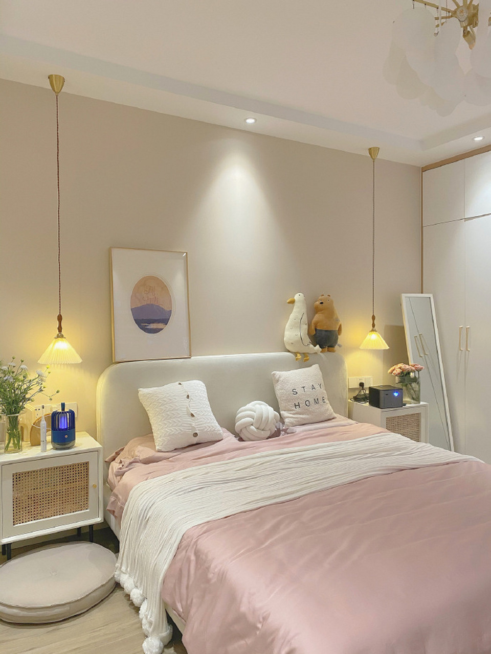 奶咖色墙漆效果很不错,打造温馨舒适的卧室.        #沪佳好声音