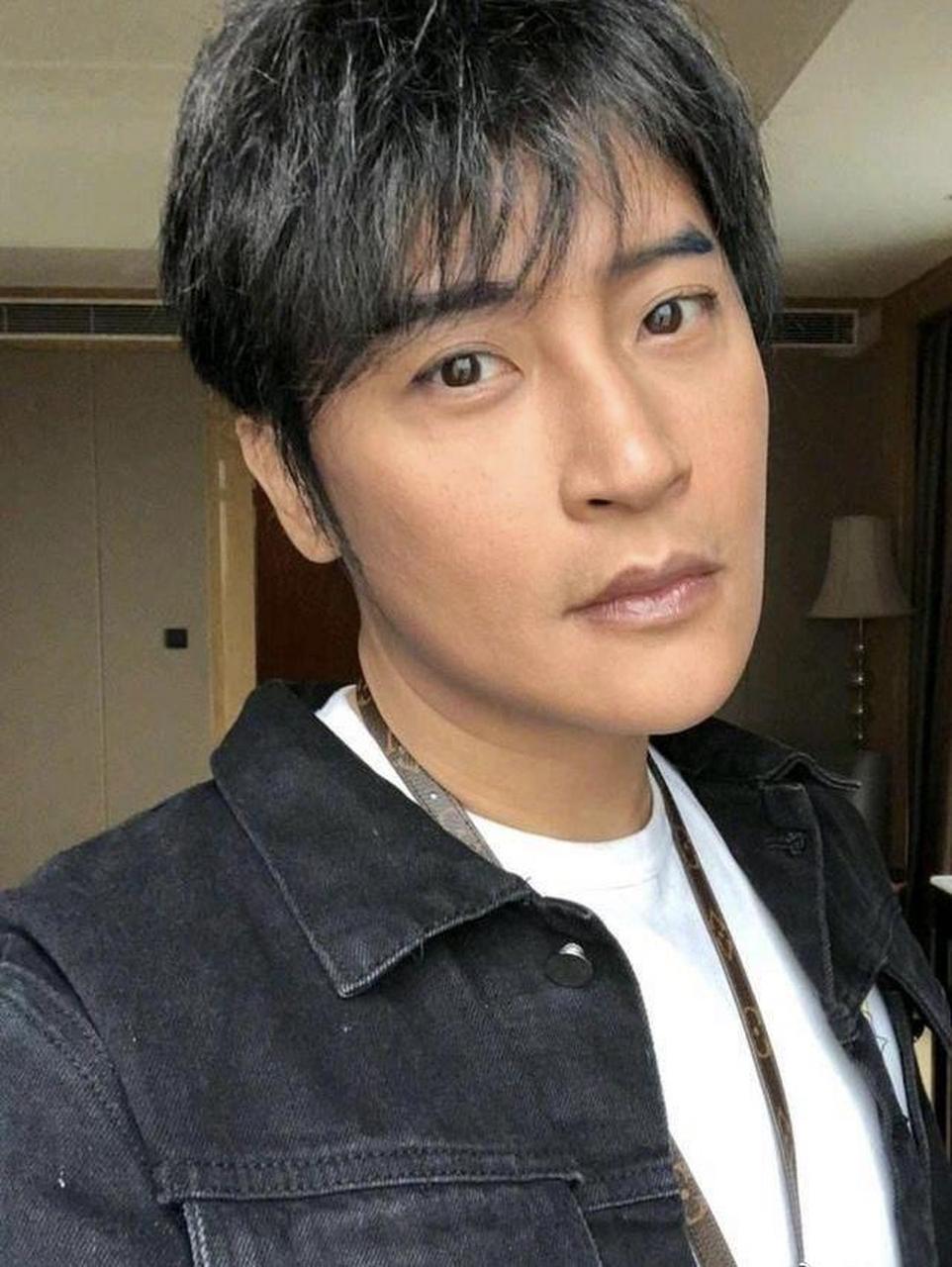 陈志朋分享瘦身食谱,参加综艺瘦20斤,他第一期刚刚亮相时候的样子