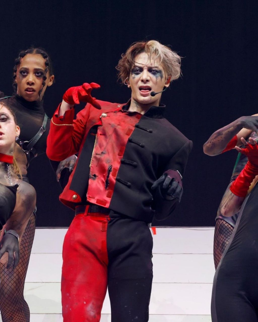 王嘉尔科切拉音乐节现场图片,和大队长ciara 同台表演,引爆全场.