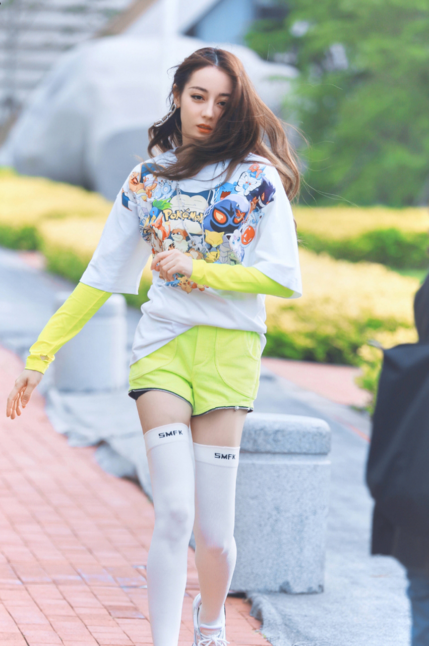 当然这也不是迪丽热巴第一次尝试这样的"液体牛奶袜"搭配,每一次都有