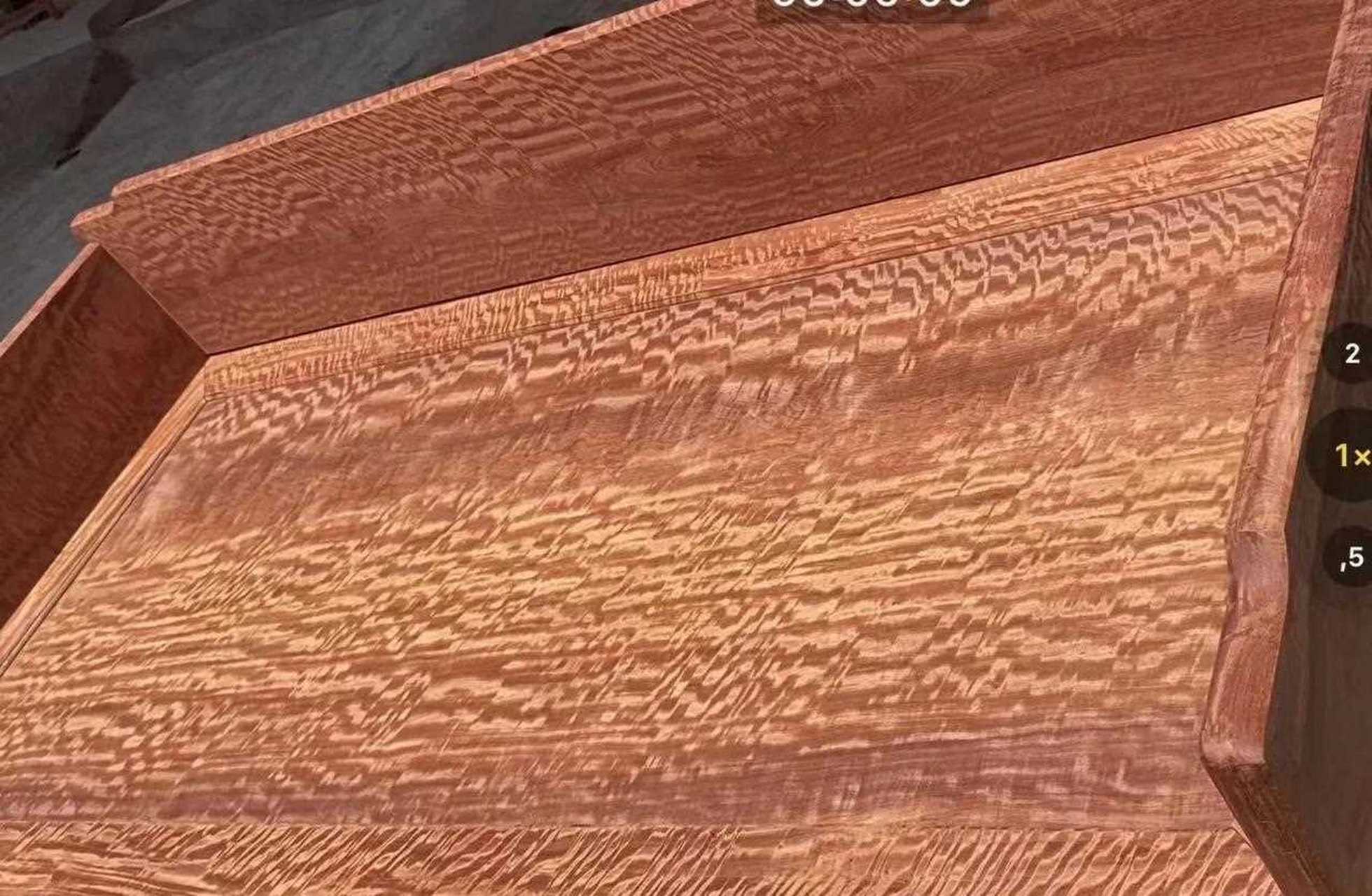 大果紫檀独特的水波纹,独板的品性,均匀的色泽,是无可替代的水波纹