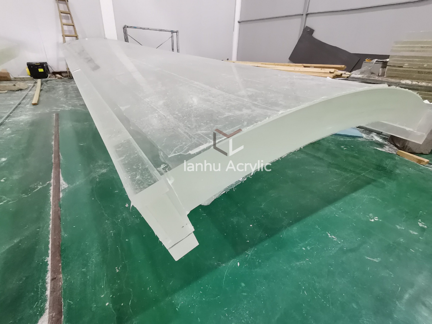 亚克力热弯一般分局部热弯和整体热弯:  局部热弯是亚克力展示架加工