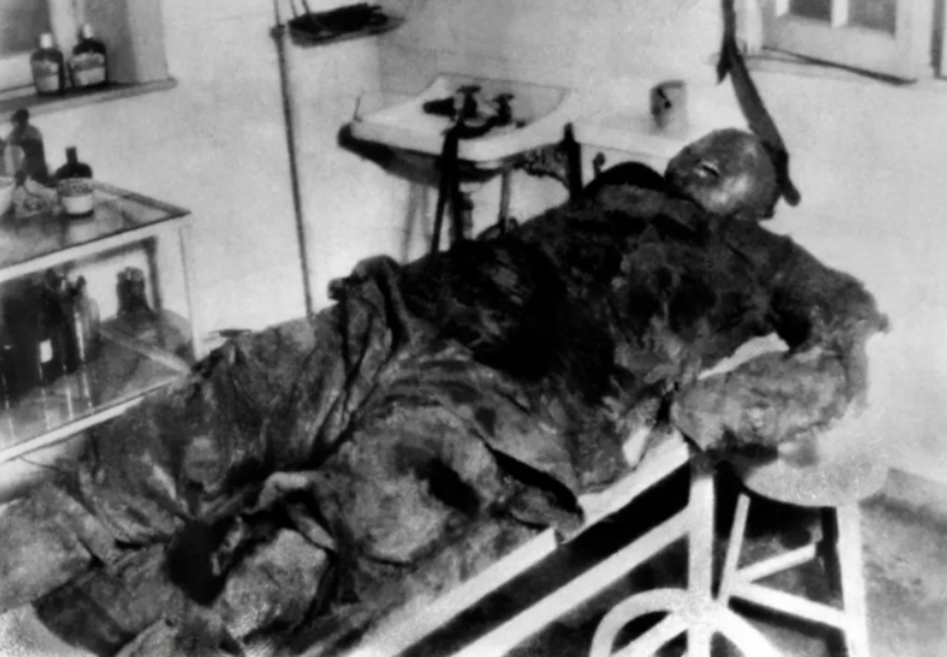 第一张照片,是"永不消逝的电波"李白烈士被国民党残忍杀害后我方找回