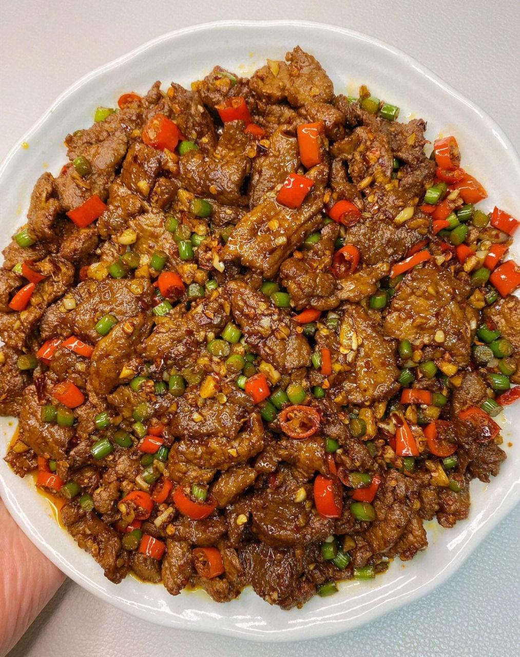超级下饭的孜然牛肉做法简单巨好吃[鸡蛋] [饺子]食材: 牛肉,蒜苔,姜