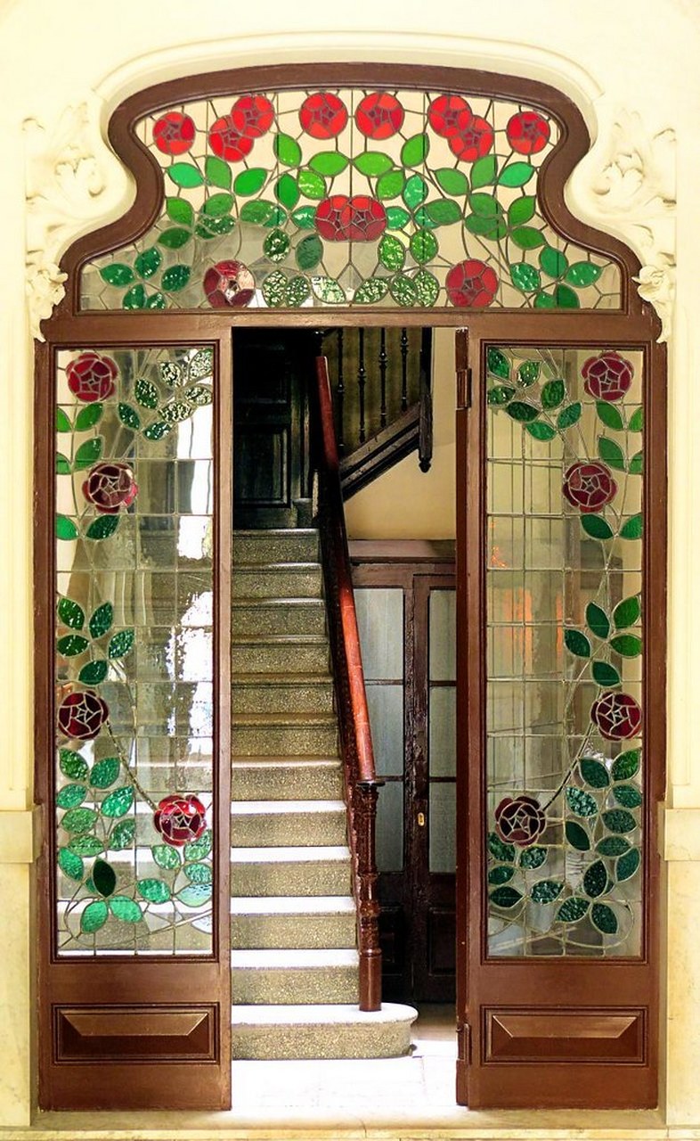 上个世纪初建筑中那些新艺术风格的彩绘玻璃门,每一扇都想打开,看看门