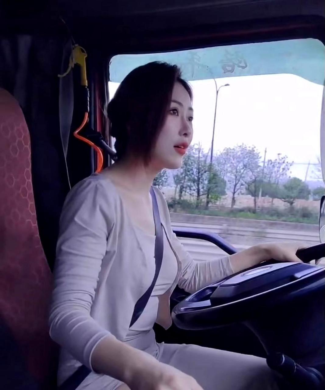 女司机会开大车的能力非常强,这是真的吗?