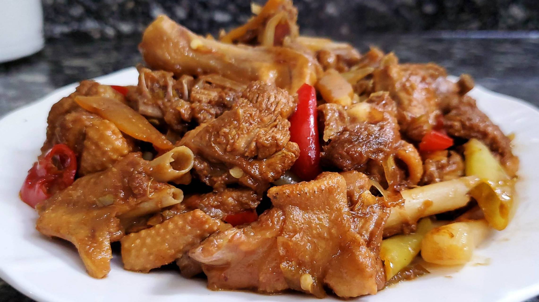 来南宁一定要试下这个美食:柠檬鸭是广西南宁市武鸣县一带的特色菜肴.