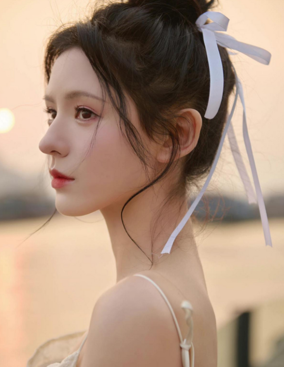 张予曦白色蕾丝吊带裙造型.