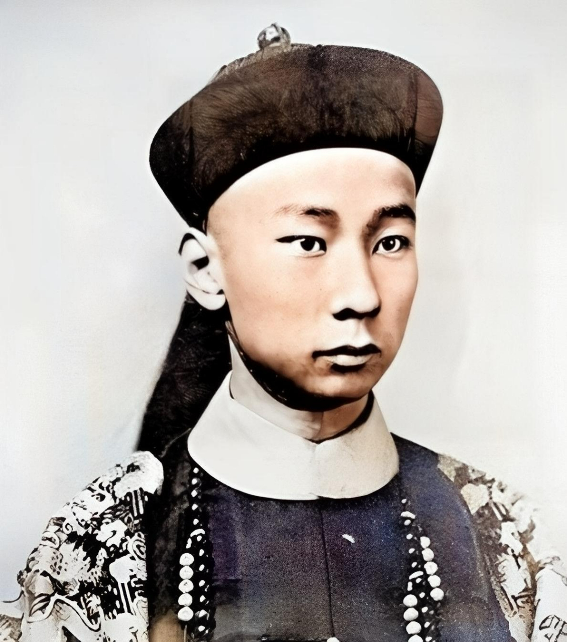 1888年,20岁的侍卫那尔苏得到了53岁的慈禧的青睐.