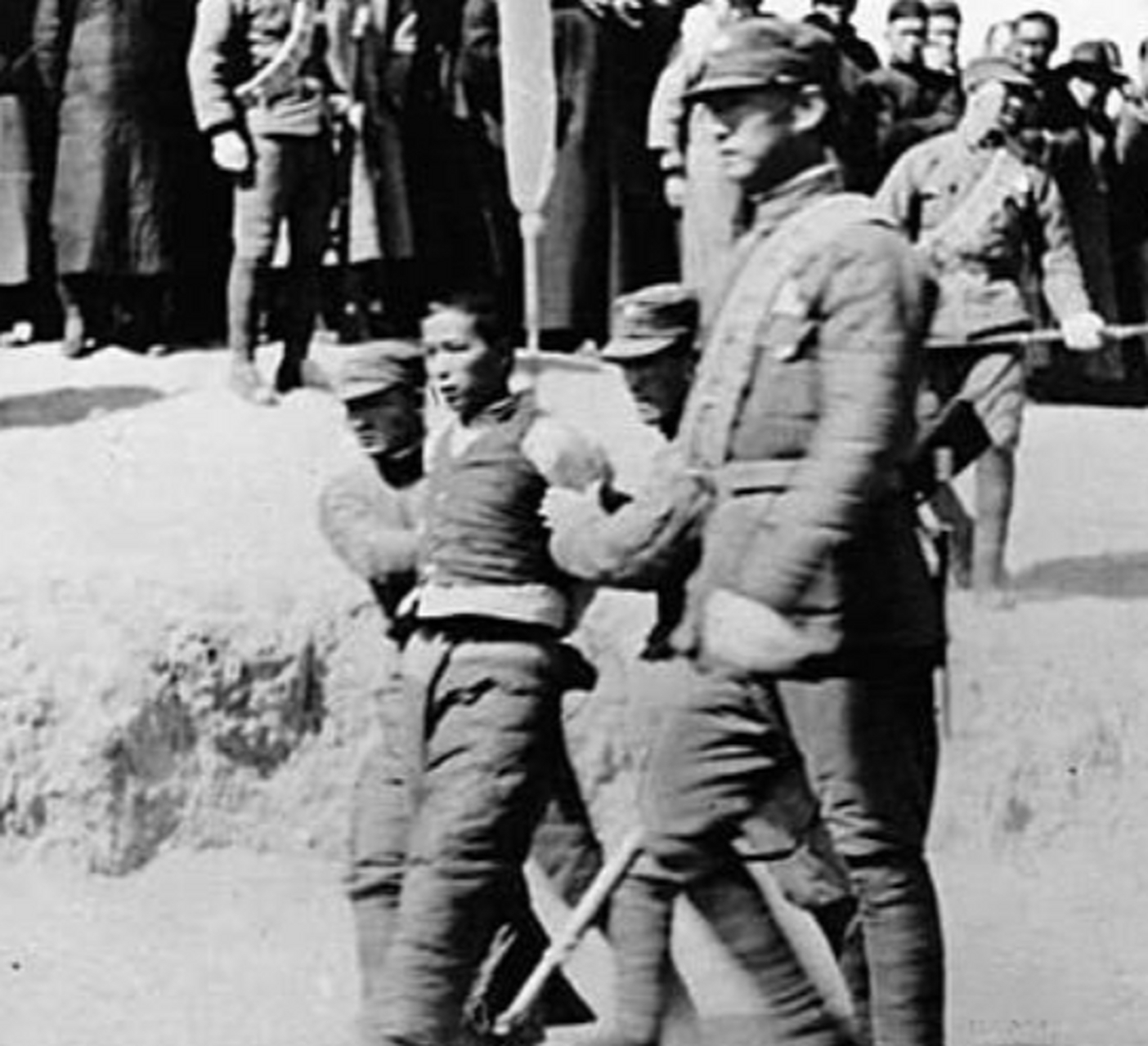 民国罕见的枪毙犯人老照片,图二毒贩貌似不服,一脸狰狞