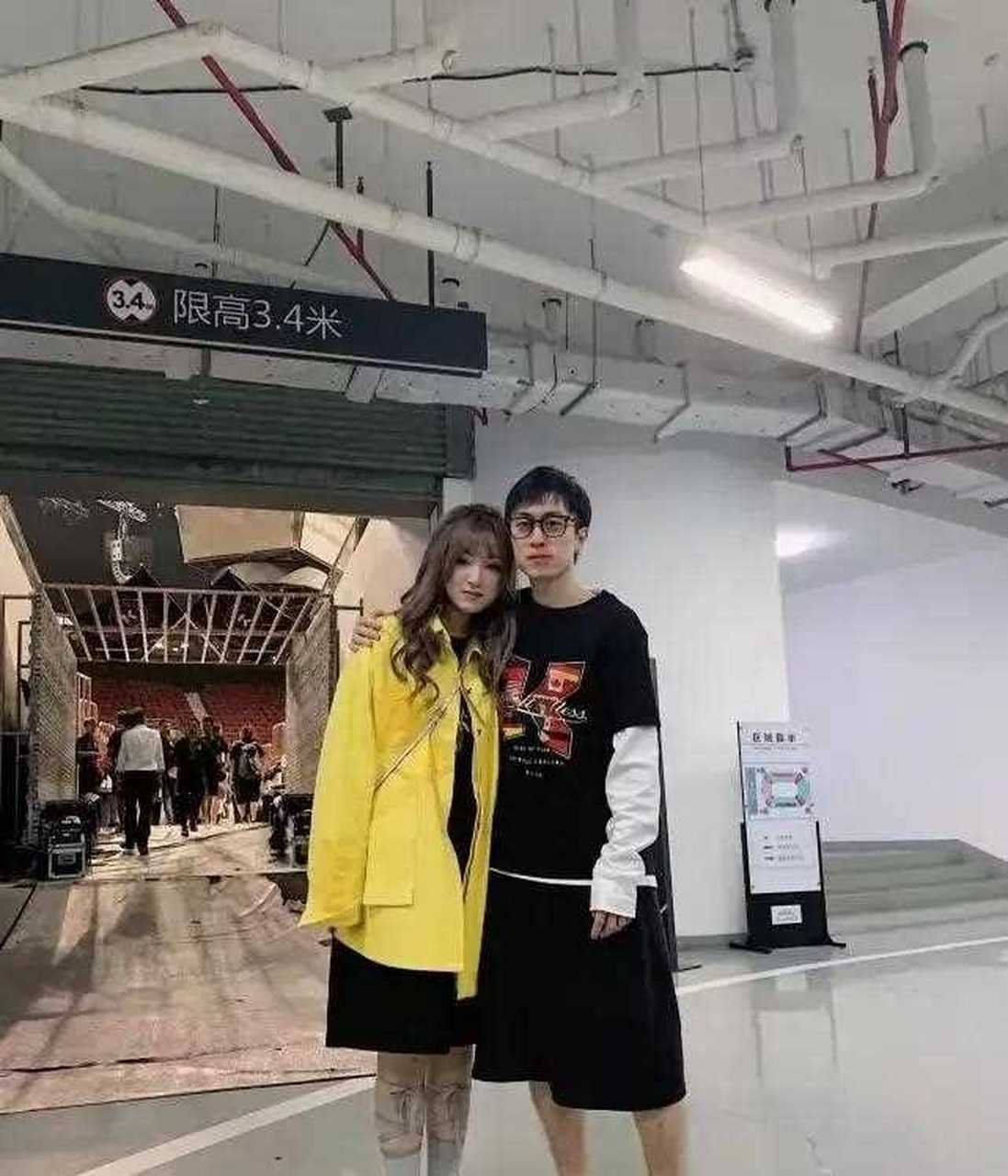 富二代秦奋与妹妹秦卓君合影照!