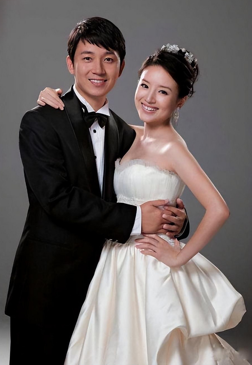 2008年,34岁的潘粤明和小5岁的董洁举行了浪漫的婚礼.