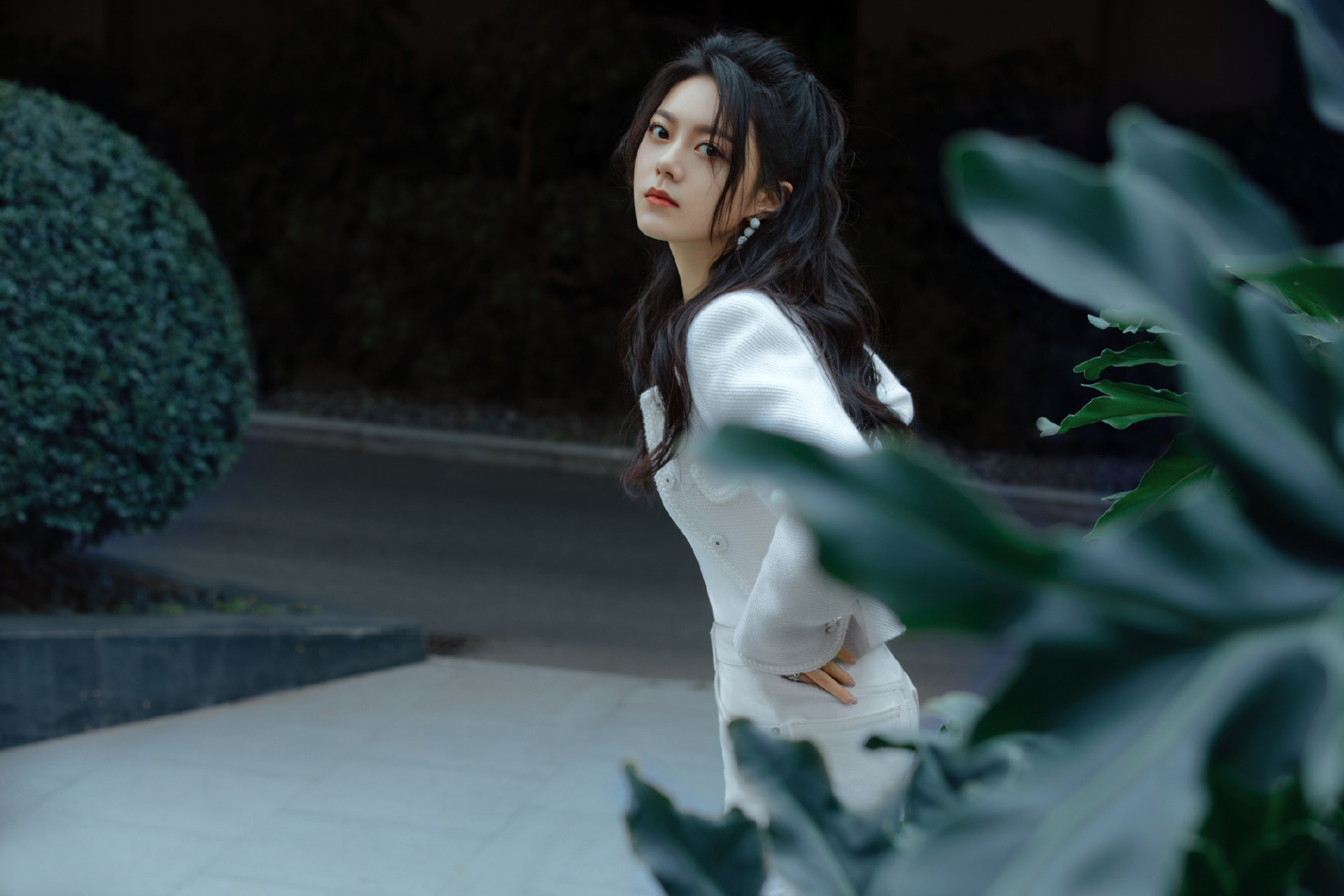 赵今麦一身小香风纯白外套,精致又清爽,好美好