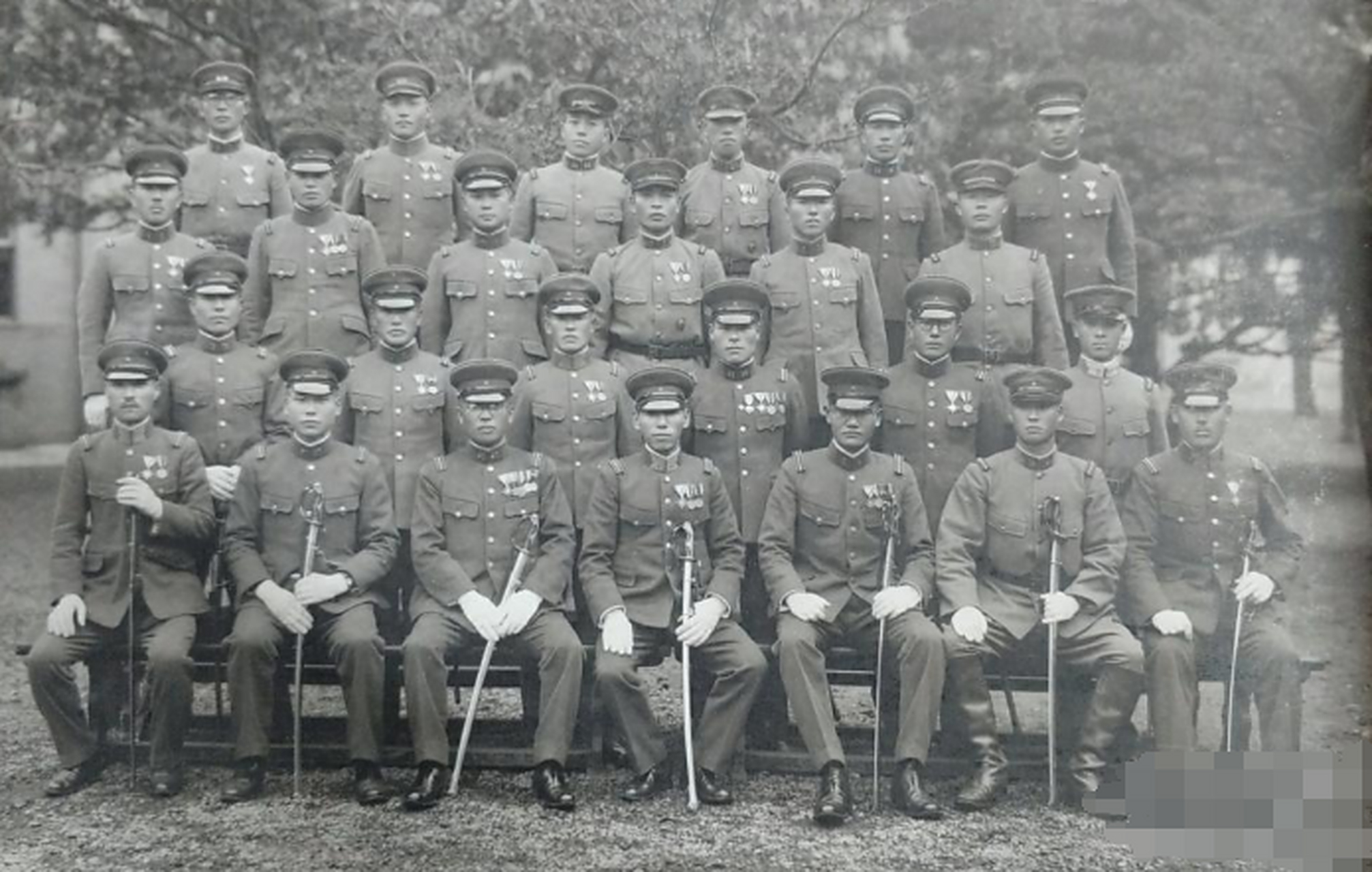 获天皇军刀  日本陆军士官学校是日本军官的摇篮,其中的步兵科最重要