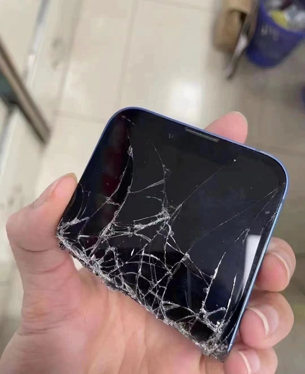 谁知道苹果什么时候出了这款三英寸的手机的?[滑稽]