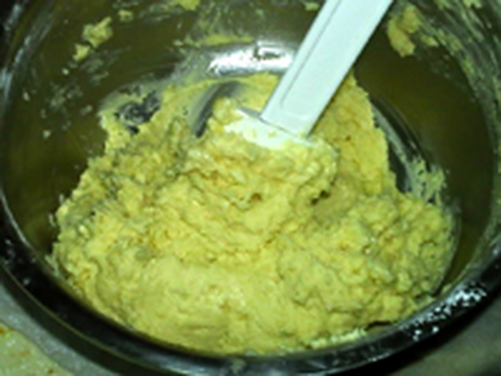 曲奇饼干很容易上手,要挤好花纹,还得多练练.