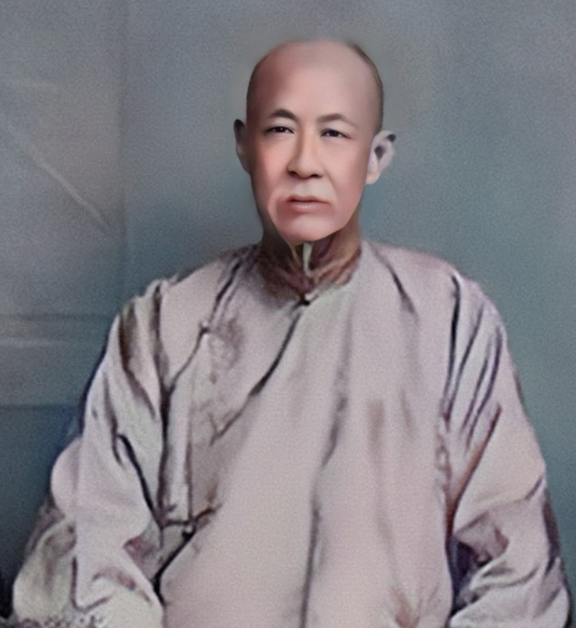 这位身穿便服,正襟危坐,仪表堂堂的老人既是咸丰九