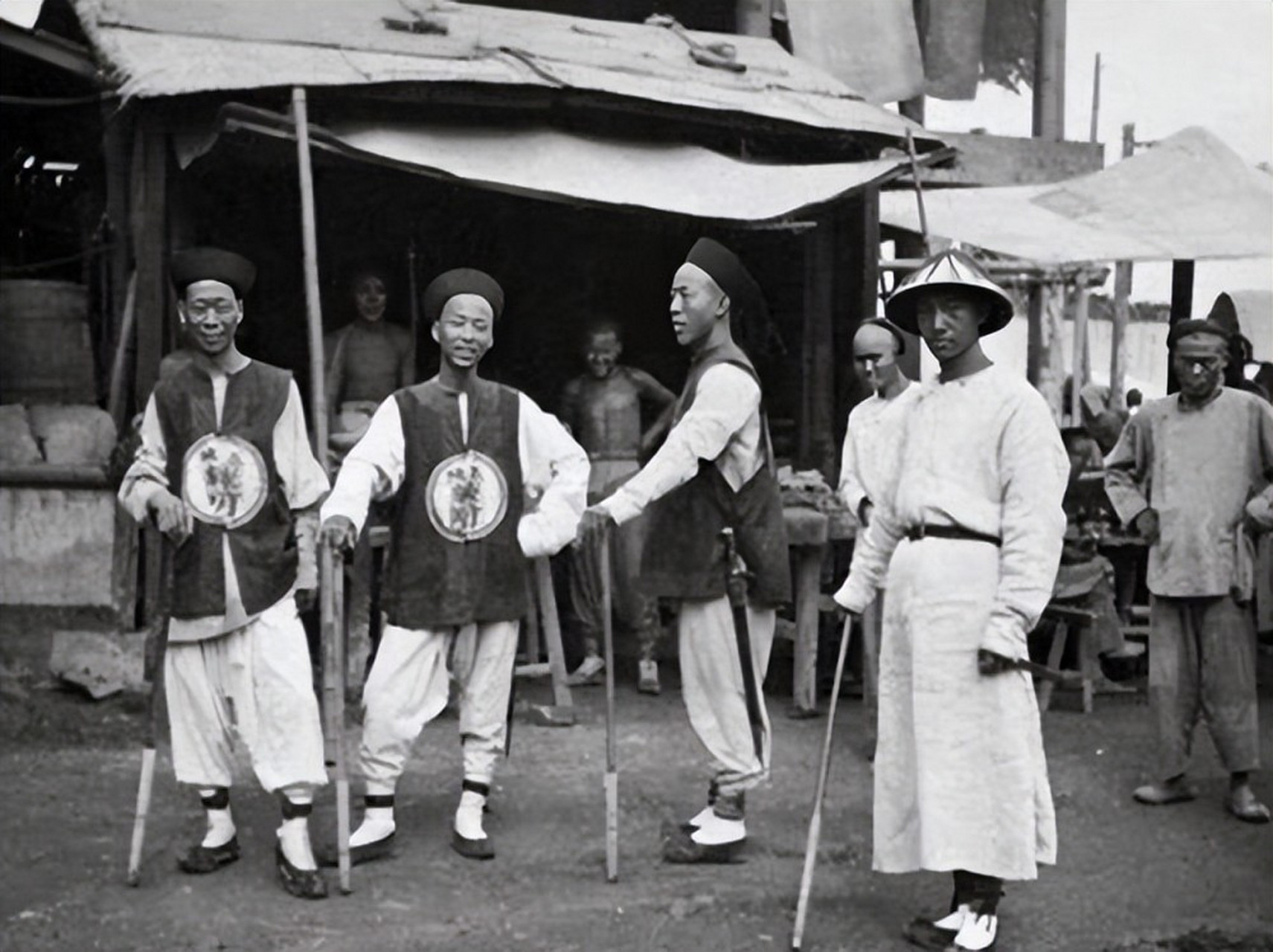 1904年,一名犯人正被关进站笼里游街示众,此人身上背负了六条人命