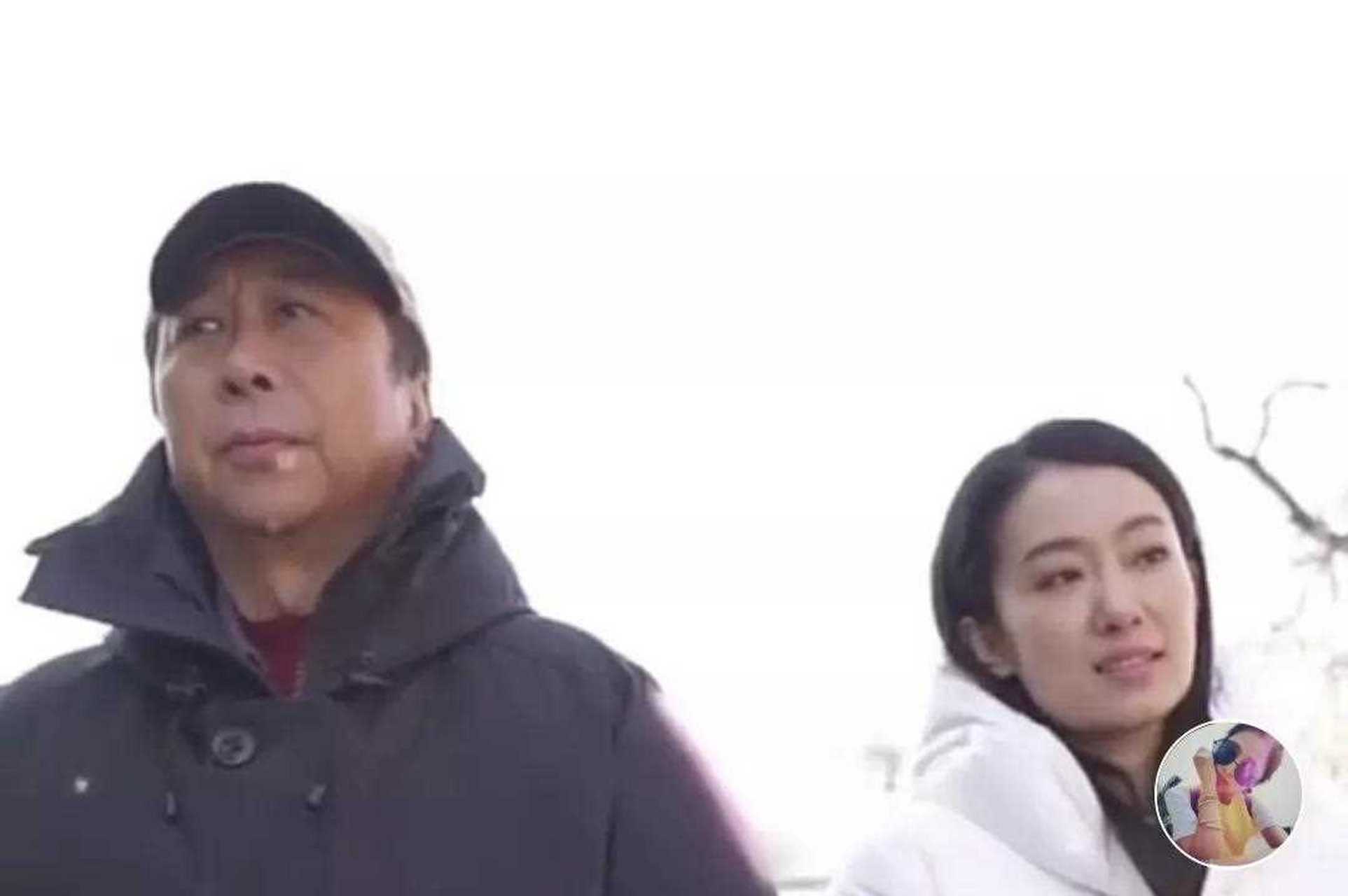 张小斐与冯巩一起散步,突然一阵歌声飘入耳膜.