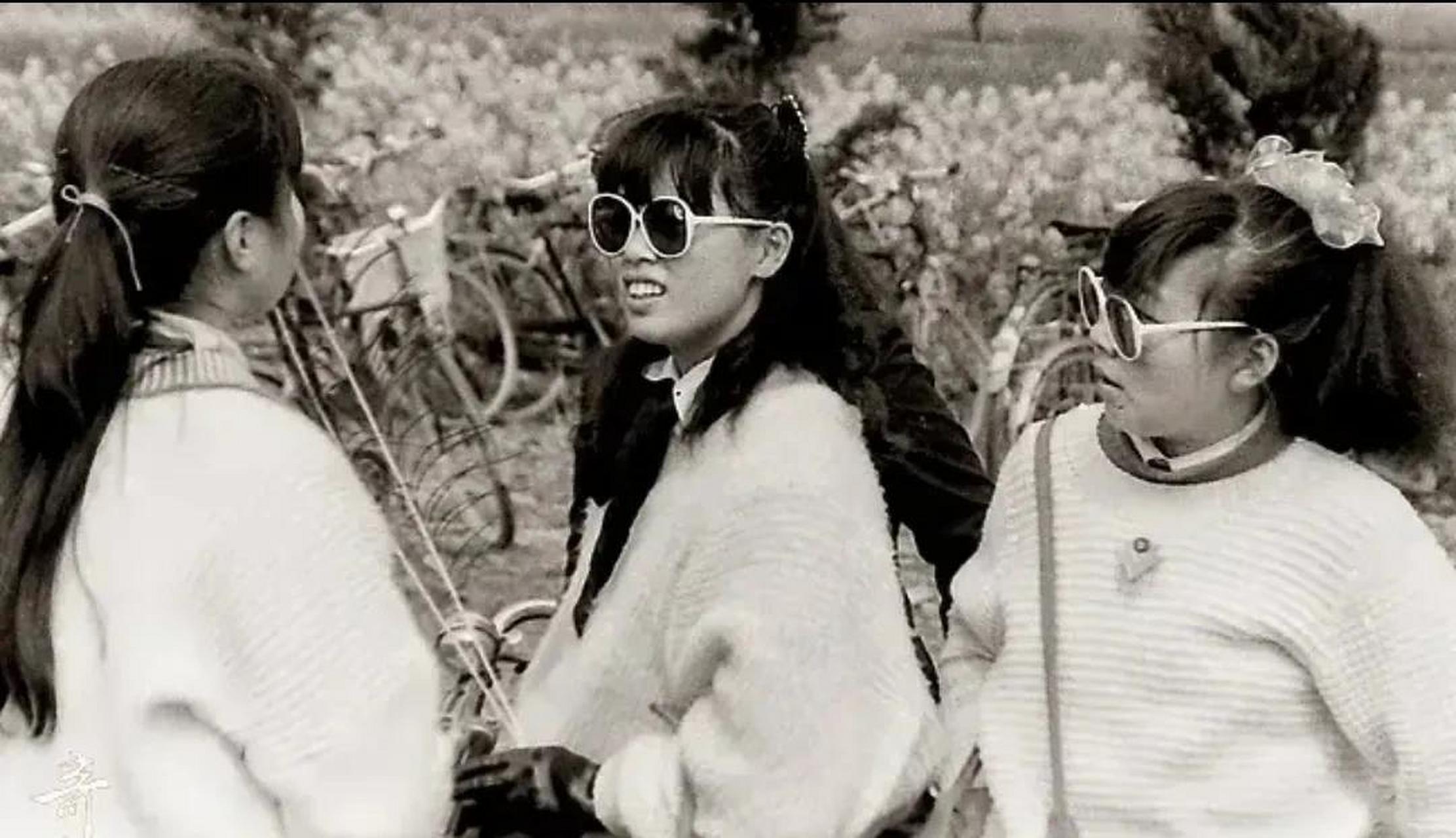 上世纪80年代,辽宁沈阳,三个穿蝙蝠衫带蛤蟆镜的美女.