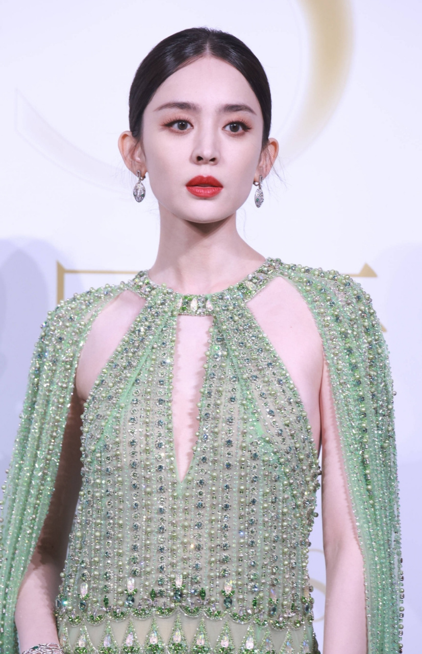 古力娜扎一身透视纱裙出席活动,有一说一,这身衣服没多出众,能这么