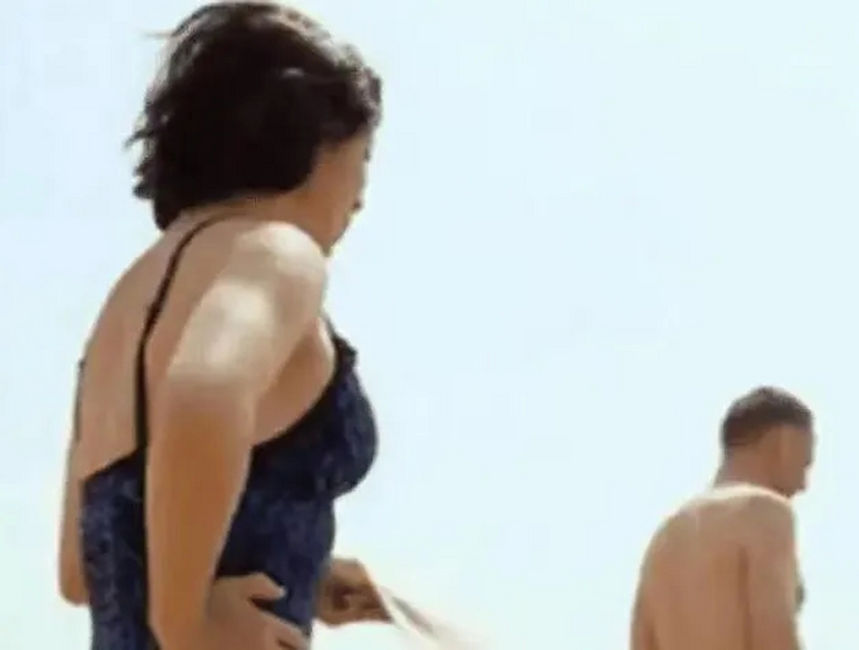 金星罕见晒性感泳装照,与老公汉斯海边嬉戏打闹,水中也不忘一展舞姿