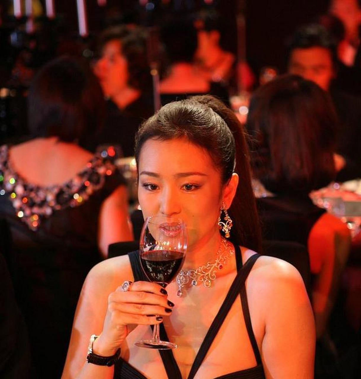 这组图是妩媚的巩俐,东方美的象征,巩俐代言海信走向世界舞台![no]