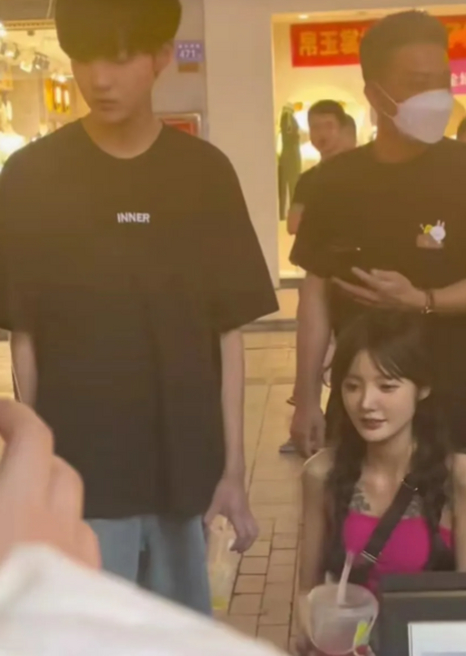 街头偶遇网红套路璐,本人比抖音上还漂亮,身材娇小,皮肤白皙,清纯可爱