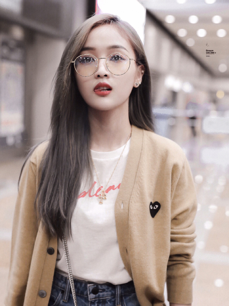 吴宣仪机场私服分享 吴宣仪仁川北京机场私服照相继 开衫白t恤高腰