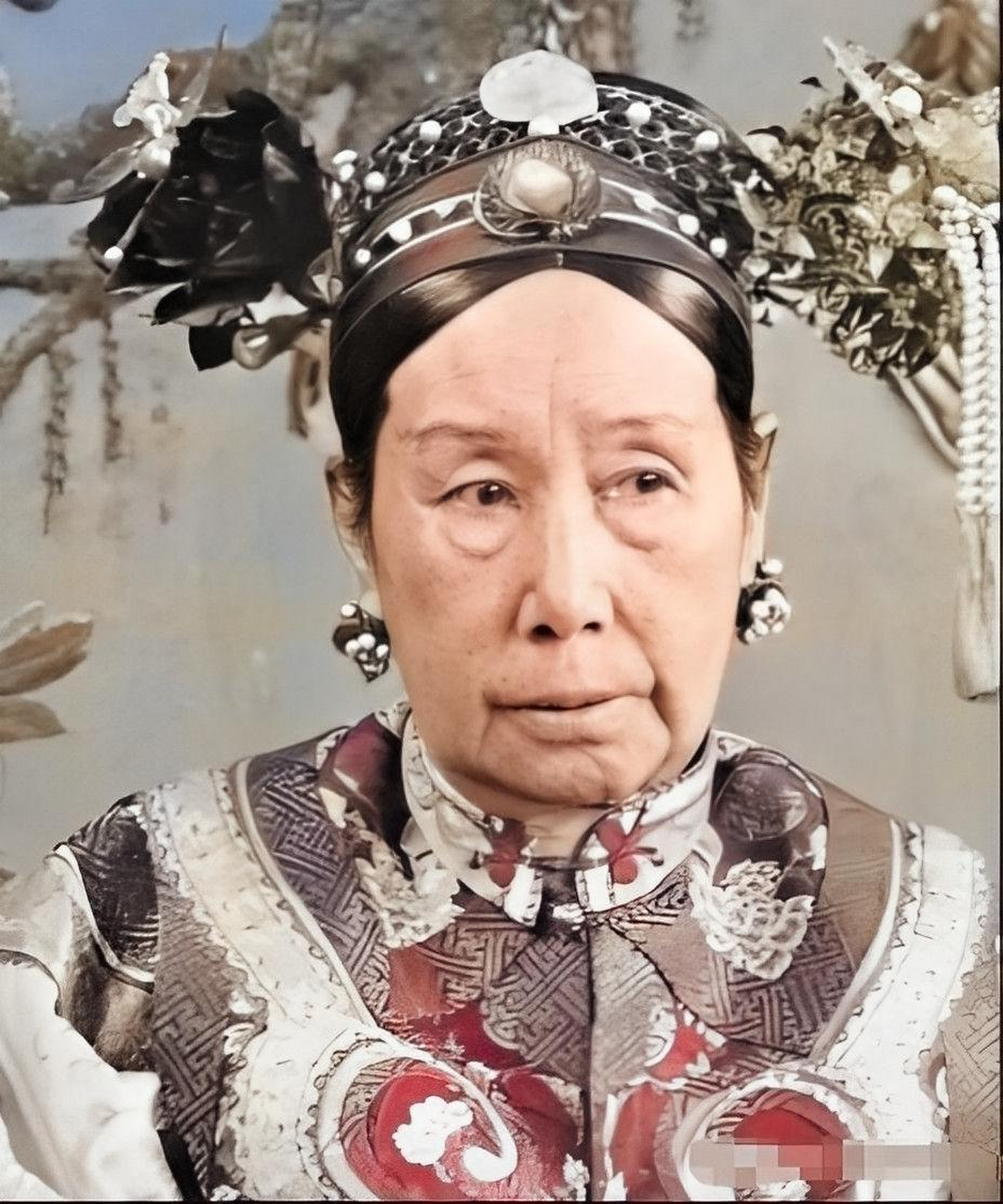 慈禧太后年轻时是什么样的人?看到她修复的旧照片后,我爱上了她