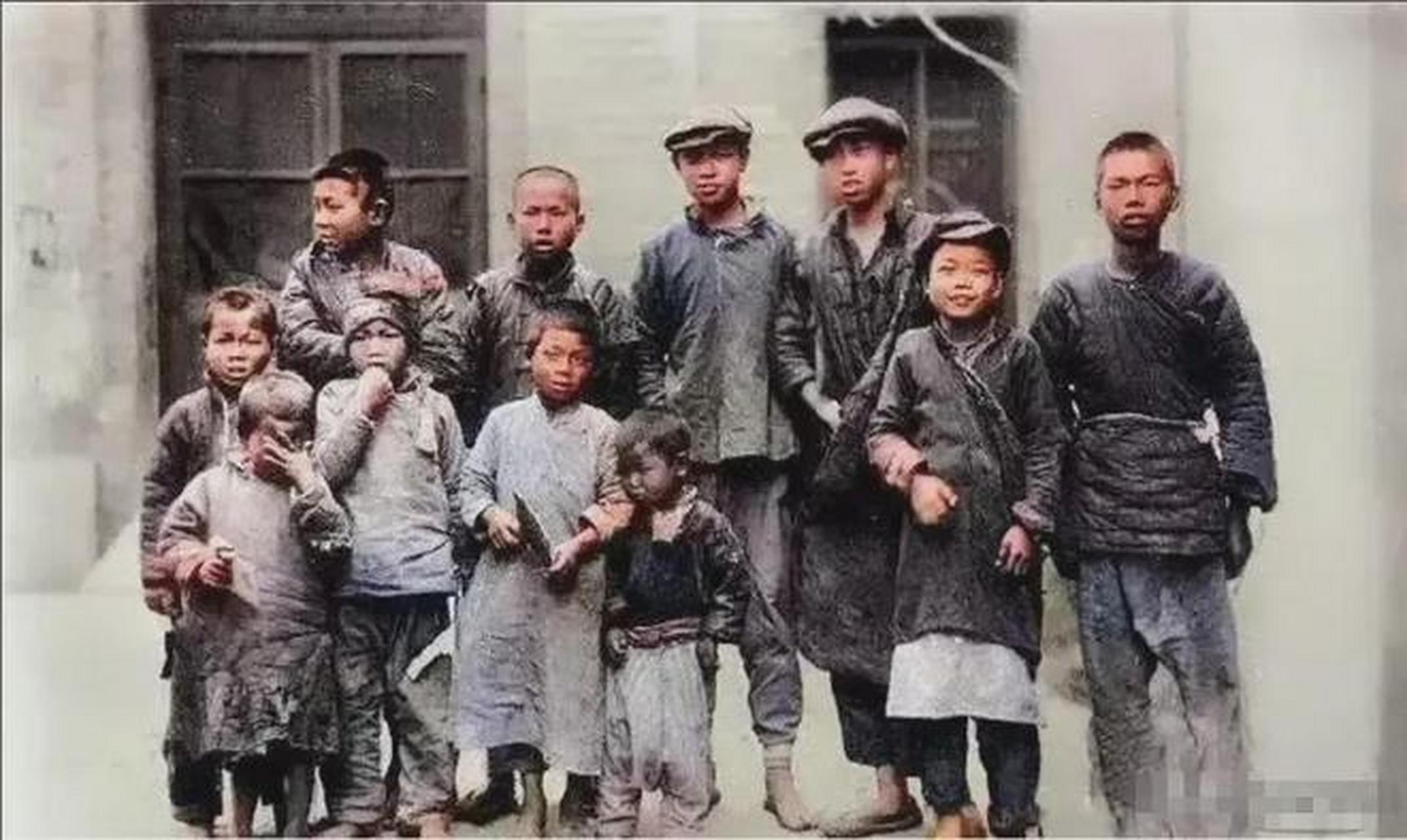 在民国时期,有一群可怜的小孩,他们靠着要饭来维持生计.