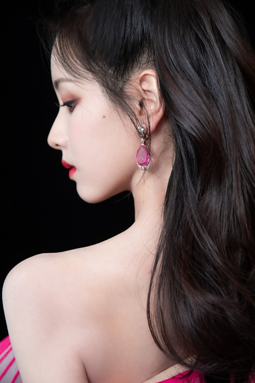 娇俏玲珑,甜美迷人的#陈都灵# 肤如凝脂,柳眉杏眼,花容月貌,水灵秀气