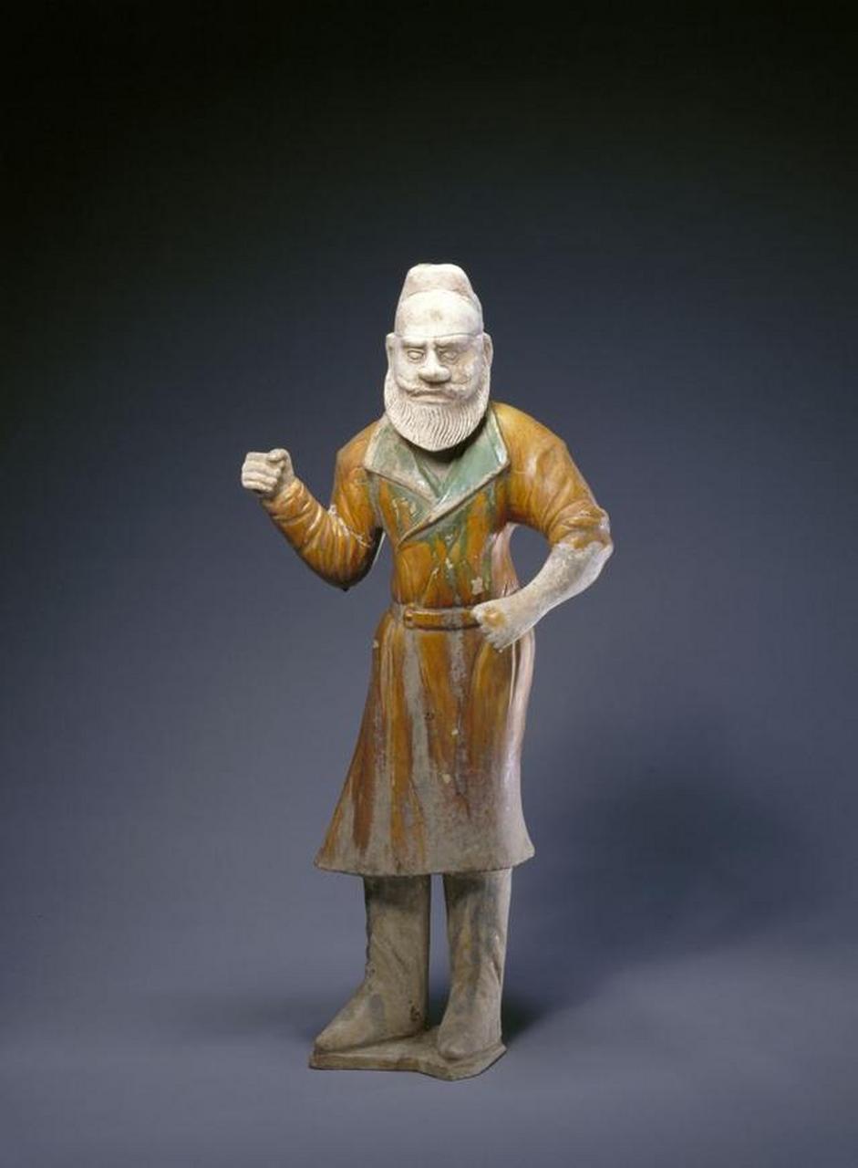 唐代陶瓷业进一步发展,出现了唐三彩这种低温釉陶,色彩缤纷,造型奔放