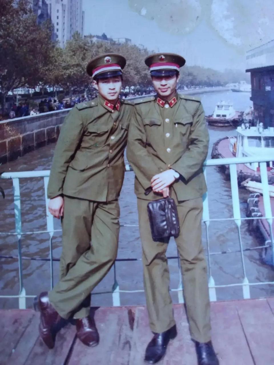 那个年代的军人特别受女孩子们的喜欢,姑娘们都以能找个当兵的男友为