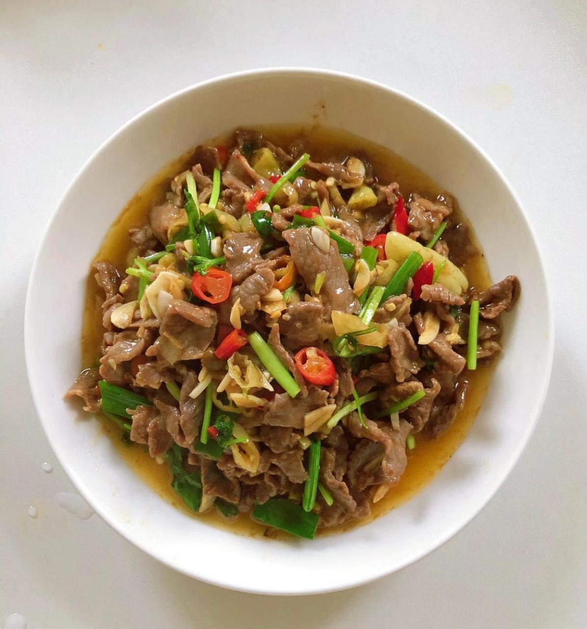 小炒牛肉[鸡蛋]03香辣鲜嫩的泡椒牛肉,真的太好吃了,晚上多干了两碗