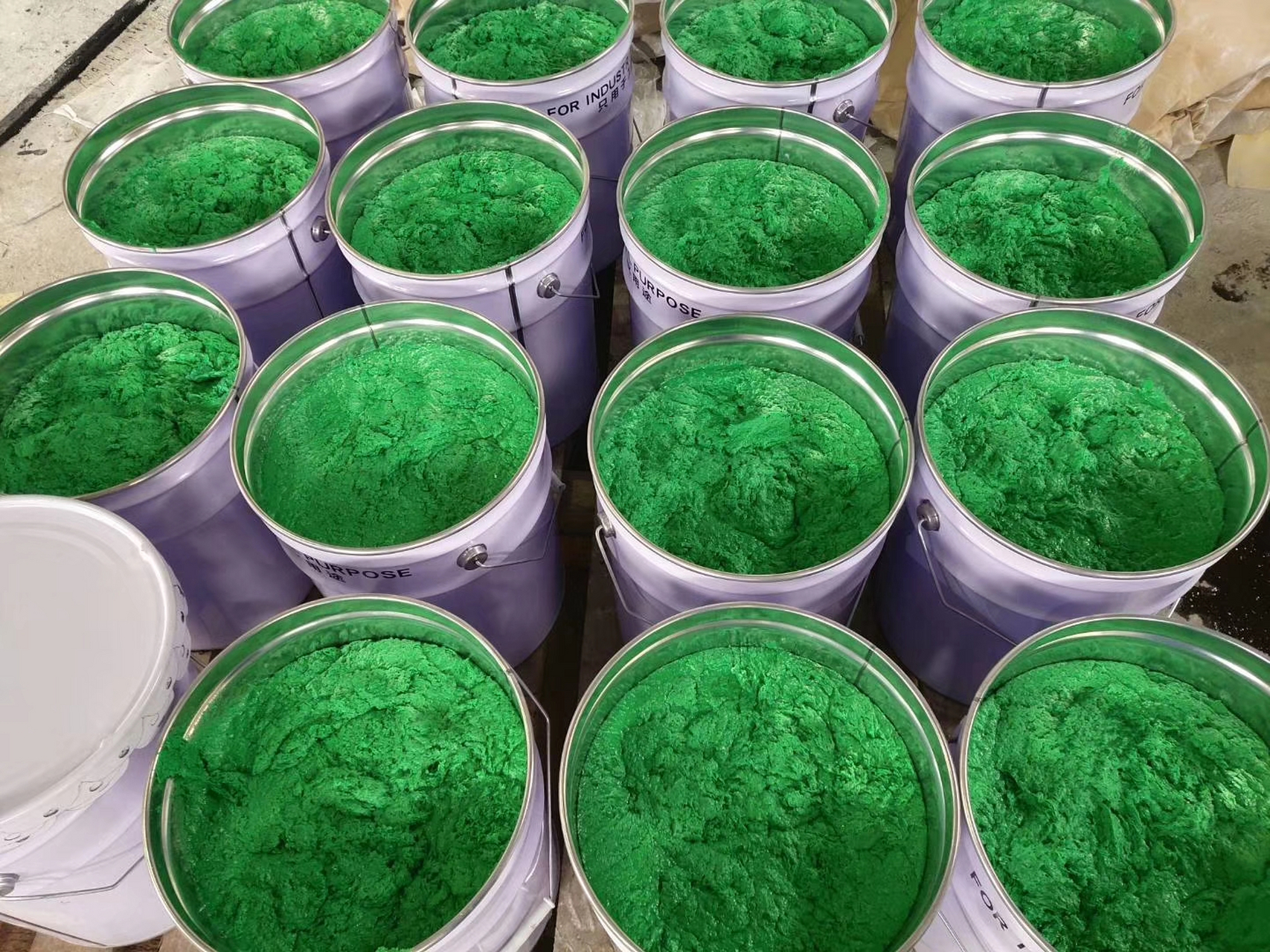 玻璃鳞片胶泥是一种高性能,多功能的建筑材料,其主要用途包括以下几个