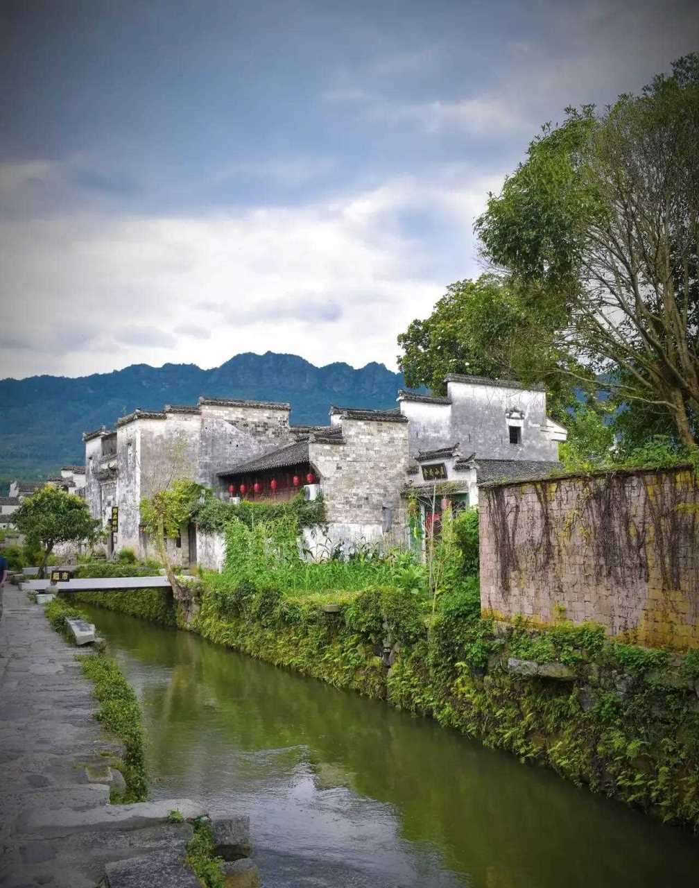 《幸福到万家》的取景地不是在赵丽颖的家乡河北,而是选择在安徽的
