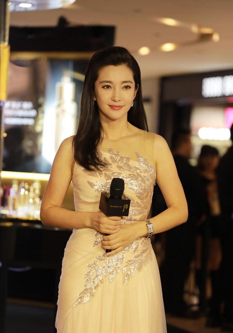 李冰冰吊带纱裙 性感优雅