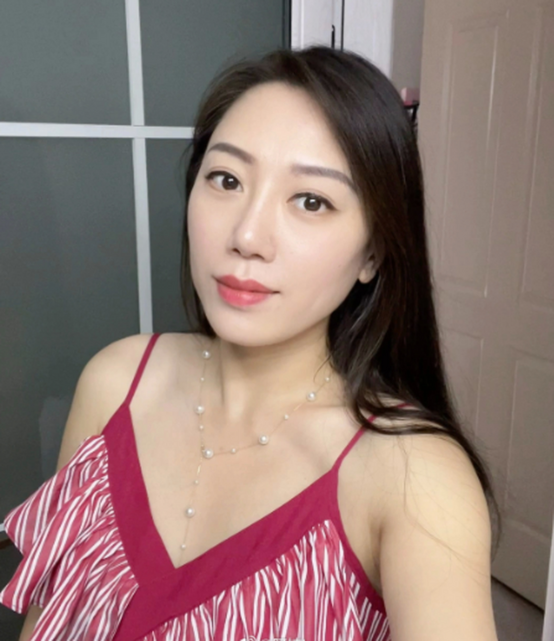 广西40岁大姐的自拍,吊带裙,很温柔的感觉!