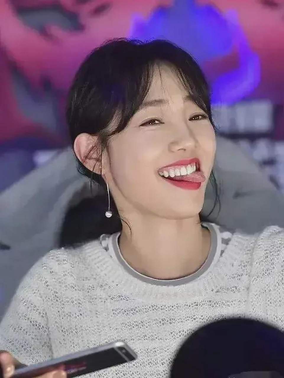 在娱乐圈中,有很多女星都喜欢在拍照时吐舌头,这种表情充满娇羞和调皮