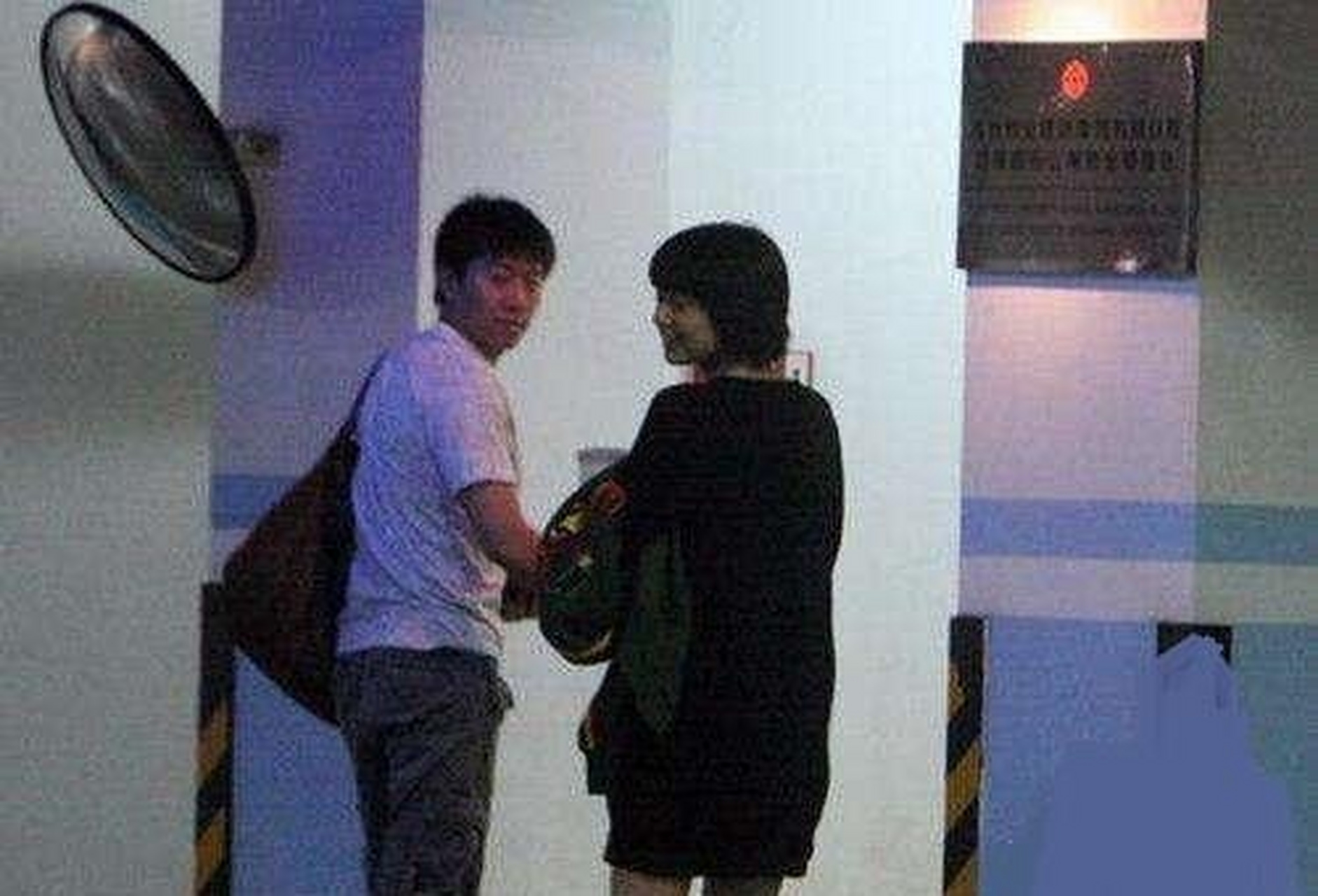 高圆圆在拍戏的时候认识了导演滕华涛,当时滕华涛有女朋友,他们还是在