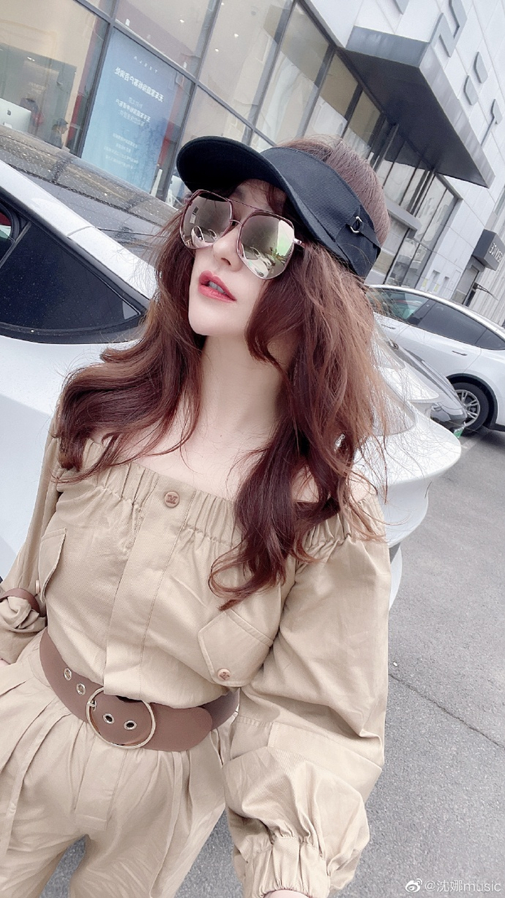 近日,著名演员沈腾的姐姐沈娜在微博晒出和父母外出的照片,图中的她穿