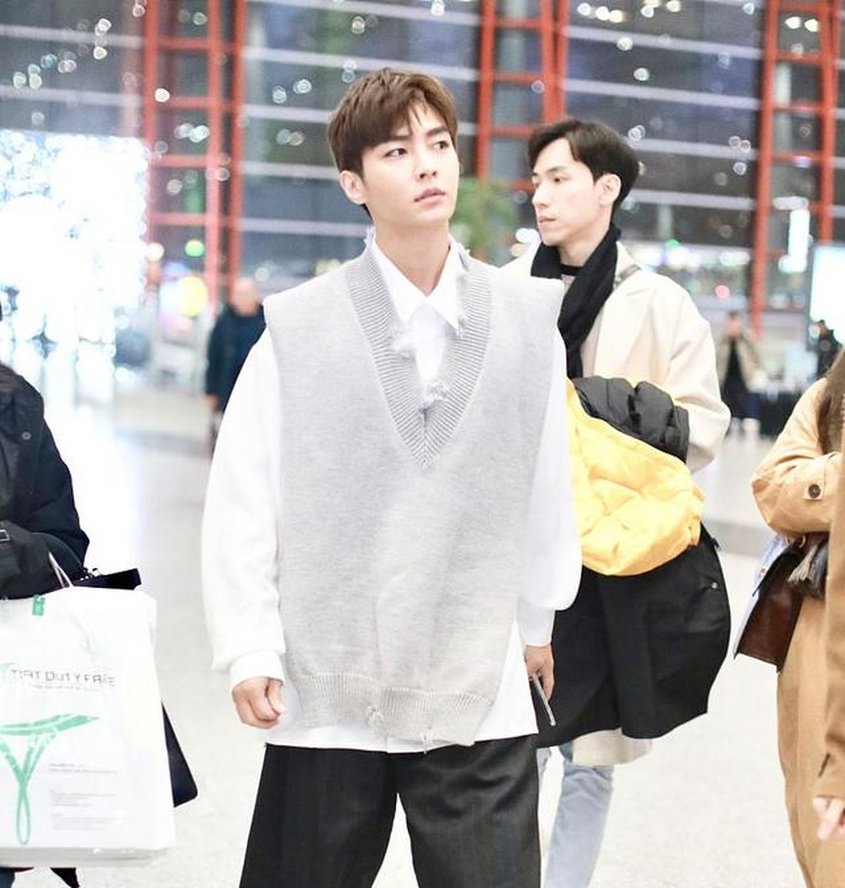 炎亚纶街拍:针织马甲叠穿白衬衫百慕大短裤 帅气校园风[红包]