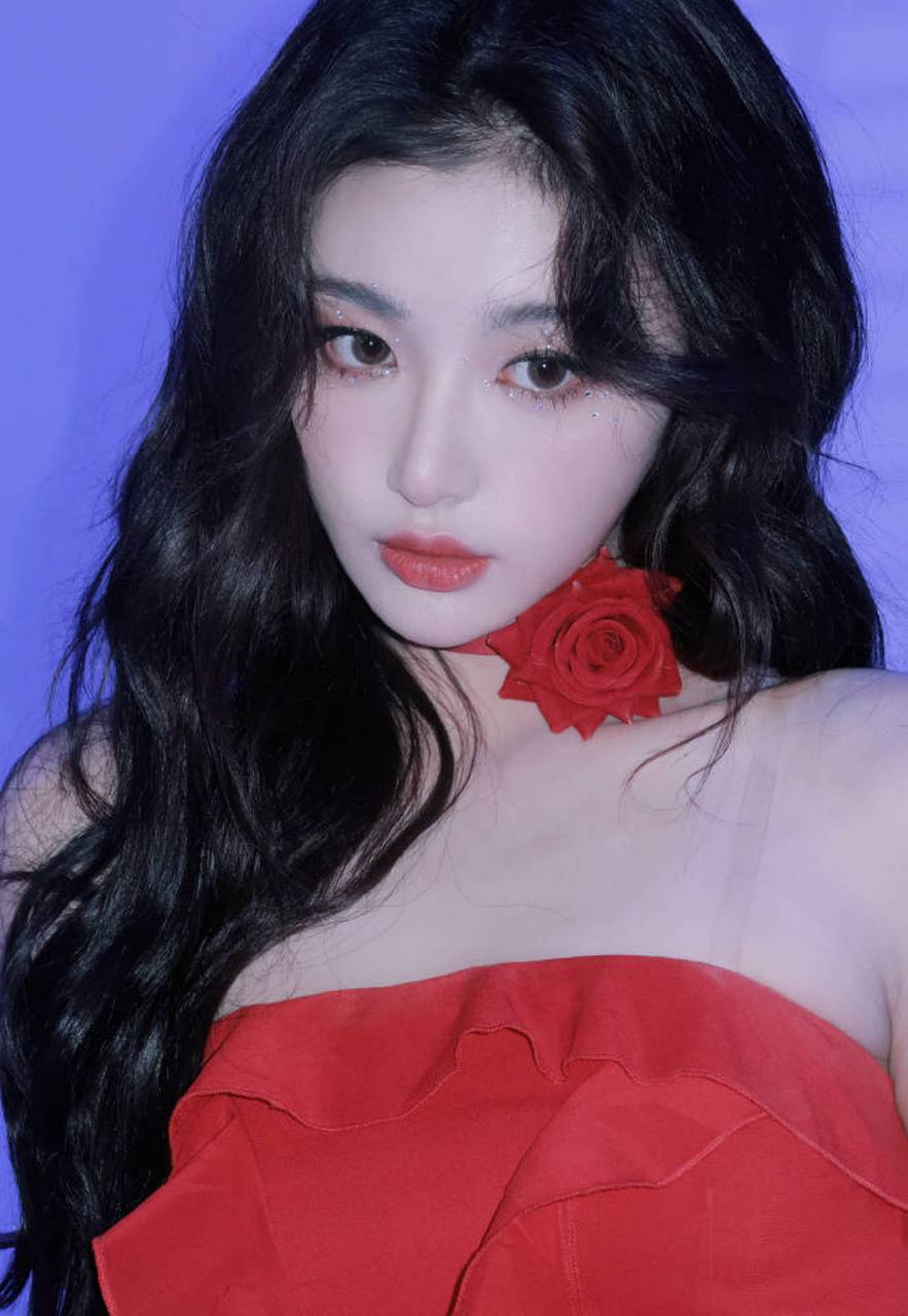 孔雪儿红色抹胸裙,娇俏妩女人味十足!