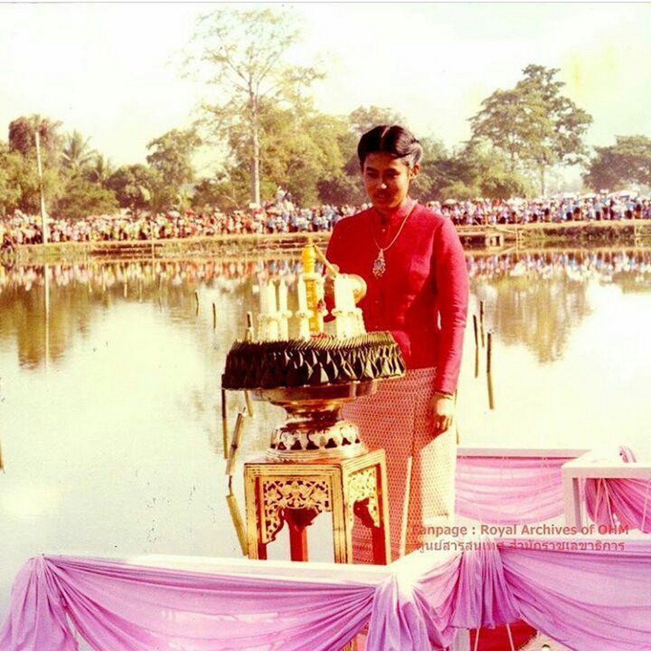 诗琳通公主年轻时的相片,好像是举办什么仪式活动.