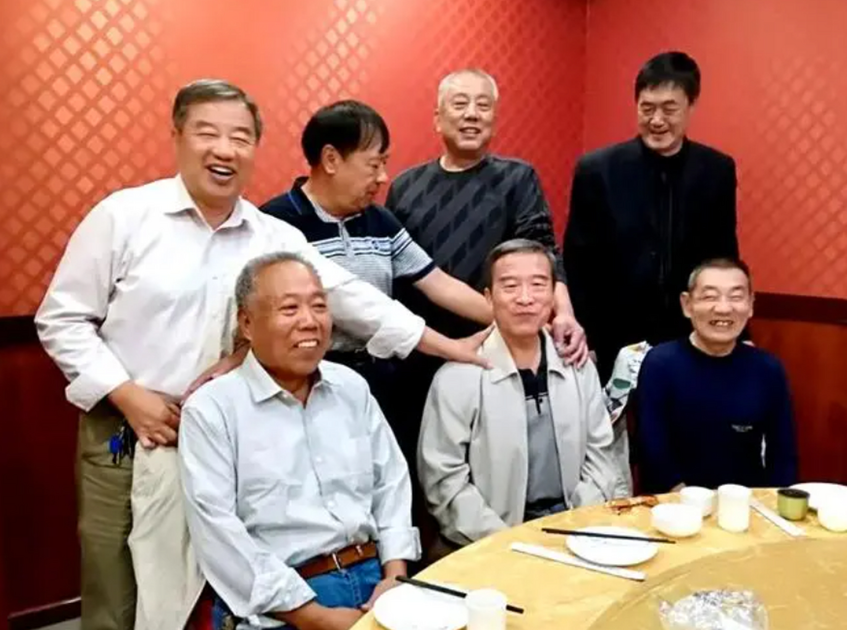 据悉,这是一群国企的退休领导,他们为了庆祝老同事的生日,特意约在一